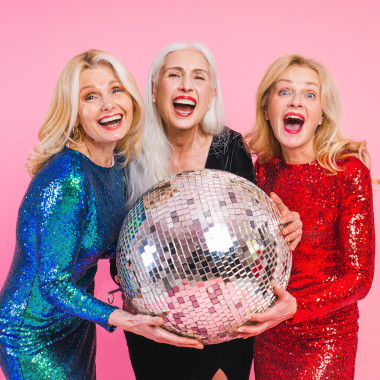 tre donne bionde mature mentre sorridono con una palla disco in mano 899 mature Italia